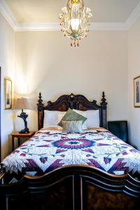 ein Schlafzimmer mit einem Bett mit einer Decke darauf in der Unterkunft Puddicombe House in New Hamburg