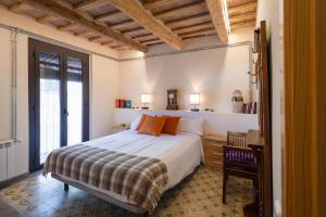 A bed or beds in a room at Cal Marti de Gironella