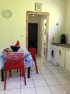 a kitchen with a table and chairs and a washing machine at Maison d'une chambre avec wifi a Pointe a Pitre in Pointe-à-Pitre