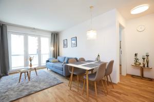 uma sala de estar com uma mesa e um sofá azul em Redlok em Garmisch-Partenkirchen