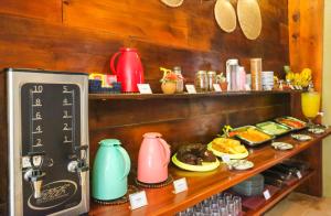 - une table avec de la nourriture et des boissons sur une étagère dans l'établissement Mandala Hostel Jeri, à Jericoacoara