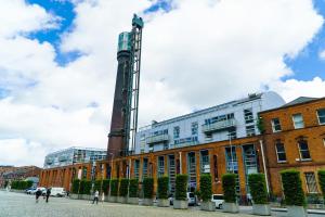 un gran edificio de ladrillo con una torre de reloj. en Generator Dublin, en Dublín
