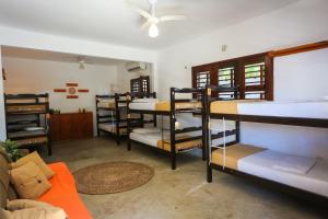 Uma ou mais camas em beliche em um quarto em Mandala Hostel Jeri