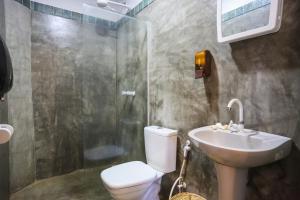 e bagno con servizi igienici, lavandino e doccia. di Mandala Hostel Jeri a Jericoacoara