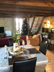 une salle à manger avec une table et un sapin de Noël dans l'établissement Le COSY, à Saint-Yrieix-la-Perche