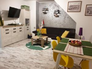 Televízia a/alebo spoločenská miestnosť v ubytovaní Apartament przy Źródełku