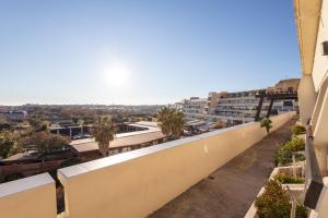 uma vista a partir da varanda de um edifício em Crazy dream Naturiste em Cap d'Agde