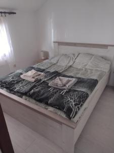 ein Bett mit zwei Handtüchern darauf in einem Schlafzimmer in der Unterkunft Apartman DM in Valjevo