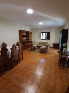 een woonkamer met een bank en een tafel bij Casa Da Ameixieira in Arouca