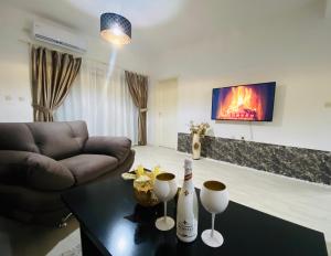 uma sala de estar com um sofá e uma mesa em GOLD LUXURY APARTMENT em Kumanovo