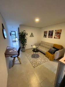 een woonkamer met een bank en een tafel bij Cómodo apartamento con excelente ubicación in Armenia