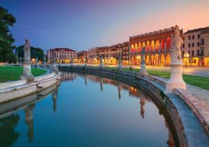 - Vistas al canal de una ciudad por la noche en Hotel Autostrada en Padova