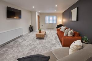 sala de estar con sofá y mesa en Host & Stay - Uggleby House en Sleights