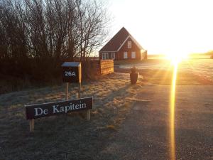 una señal que dice hacer krypticismo frente a una casa en Bed no breakfast de Kapitein, en 't Horntje