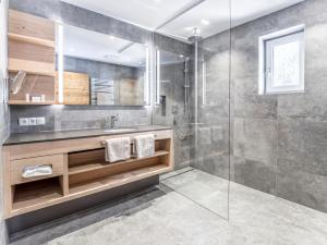 uma casa de banho com um chuveiro e um lavatório. em die Aussicht em Finkenberg
