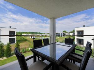 una mesa y sillas en un balcón con vistas en Heritage Apartment in Lutzmannsburg with Swimming Pond, en Zsira