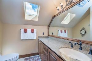 W łazience znajduje się umywalka, lustro i toaleta. w obiekcie Graysill w mieście Telluride