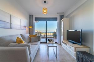 Televízia a/alebo spoločenská miestnosť v ubytovaní Myflats Deluxe Balcon de Arenales