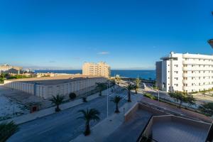 uma vista para uma cidade com edifícios e palmeiras em Myflats Deluxe Balcon de Arenales em Arenales del Sol