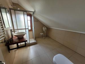 un bagno mansardato con lavandino e finestra di Hotel San Giorgio a Capitán Pastene