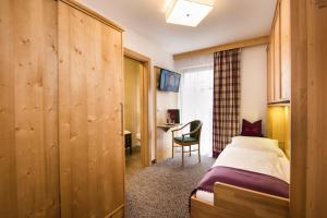 Hotel Salzburgerhof tesisinde bir odada yatak veya yataklar