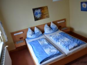 A bed or beds in a room at Gästehaus Familie Grudl