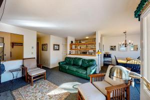 ein Wohnzimmer mit einem grünen Sofa und einem Tisch in der Unterkunft Glades 13 in Warren