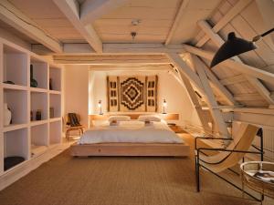 Tempat tidur dalam kamar di Eco Hotel Plantage Rococo