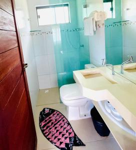 琵琶的住宿－Encanto das Flores，一间带卫生间、水槽和镜子的浴室