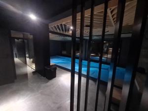 Domki PRemium في زافويا: غرفة مع سرير بطابقين مع ملاءات زرقاء