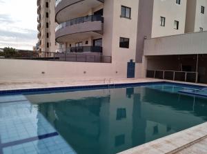 an empty swimming pool in front of a building at Apartamento amplio y acogedor en Ciudad del Este in Ciudad del Este