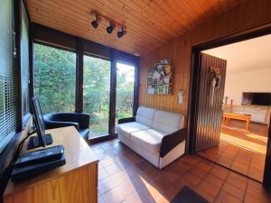 TV a/nebo společenská místnost v ubytování Ferienhaus am Südhang der Bentheimer Berge nah an der Natur