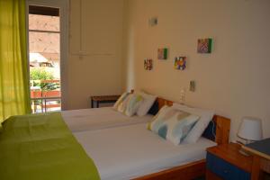 カメナブルナにあるDimitra Hotelのベッドルーム1室(窓、白いベッド1台付)