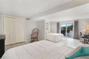 En eller flere senge i et værelse på Riverside Retreat