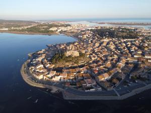 een luchtzicht op een stad naast het water bij La petite maison bleue in Gruissan