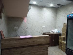 een kamer met een stenen muur en een bureau met een boek bij HOTEL THE DIAMOND LEAF in Chandīgarh