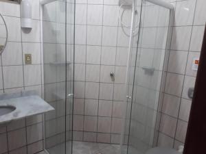 une salle de bains avec douche, toilettes et lavabo dans l'établissement Apartamento Meia Praia Itapema, à Itapema 11 autres photos