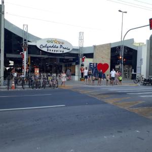 un groupe de personnes marchant devant un bâtiment dans l'établissement Apartamento Meia Praia Itapema, à Itapema