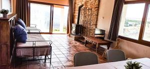 een woonkamer met een bank en een tafel bij Casas Rurales en Peguerinos (P.N. del Guadarrama) in Peguerinos