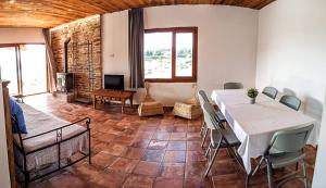 een woonkamer met een witte tafel en stoelen bij Casas Rurales en Peguerinos (P.N. del Guadarrama) in Peguerinos