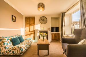 uma sala de estar com um sofá e uma mesa em Finest Retreats - Tring-on-Tor em Matlock