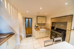 uma cozinha com um fogão e um lavatório em Finest Retreats - Tring-on-Tor em Matlock