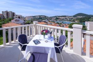 d'une table et de chaises sur un balcon avec vue. dans l'établissement Apartment Denis, à Dubrovnik
