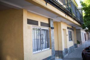 un edificio con una puerta a un lado en Apartamento los Franceses en San Rafael