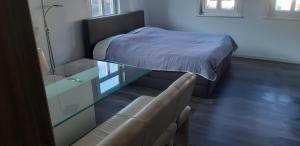 Un pat sau paturi într-o cameră la Krugs Haus Ferienwohnung Milseburg