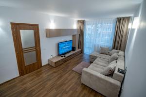sala de estar con sofá y TV en Apartament 3 camere Royal Brasov en Brasov