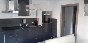 Kuchyň nebo kuchyňský kout v ubytování Krugs Haus Ferienwohnung Milseburg