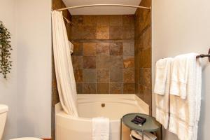 Bathroom sa Modern Riverstone Condo with Grand Deck - Steps to Shops, Restaurants & Trail