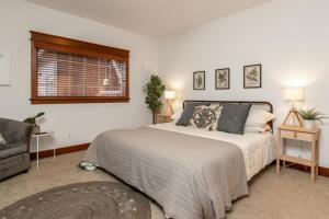 Tempat tidur dalam kamar di Modern Riverstone Condo with Grand Deck - Steps to Shops, Restaurants & Trail