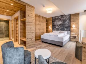 um quarto com uma cama, uma mesa e cadeiras em die Aussicht em Finkenberg